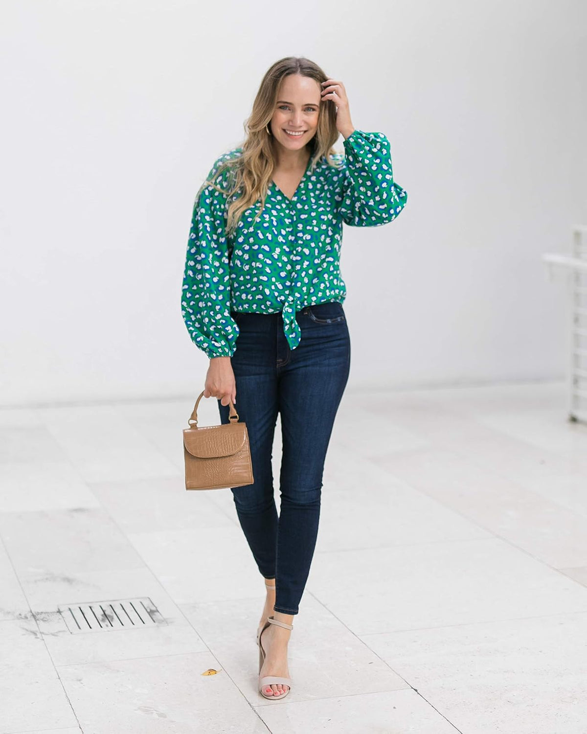 The Drop Playera De Botones Para Mujer Con Animal Print Esmeralda, Cuello En V y Amarre al Frente por @graceatwood