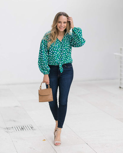 The Drop Playera De Botones Para Mujer Con Animal Print Esmeralda, Cuello En V y Amarre al Frente por @graceatwood