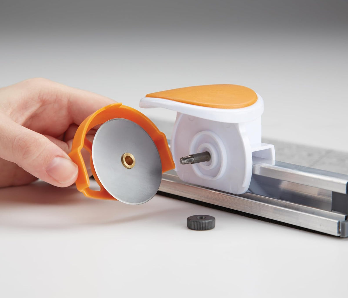 Fiskars 15,2 x 61 cm Rotary Cutter y regla Combo (195130 – 1001) | Hoja giratoria de acero de alta calidad de 45 mm, corta varias capas de tela, mango ergonómico, rejilla de medición integrada