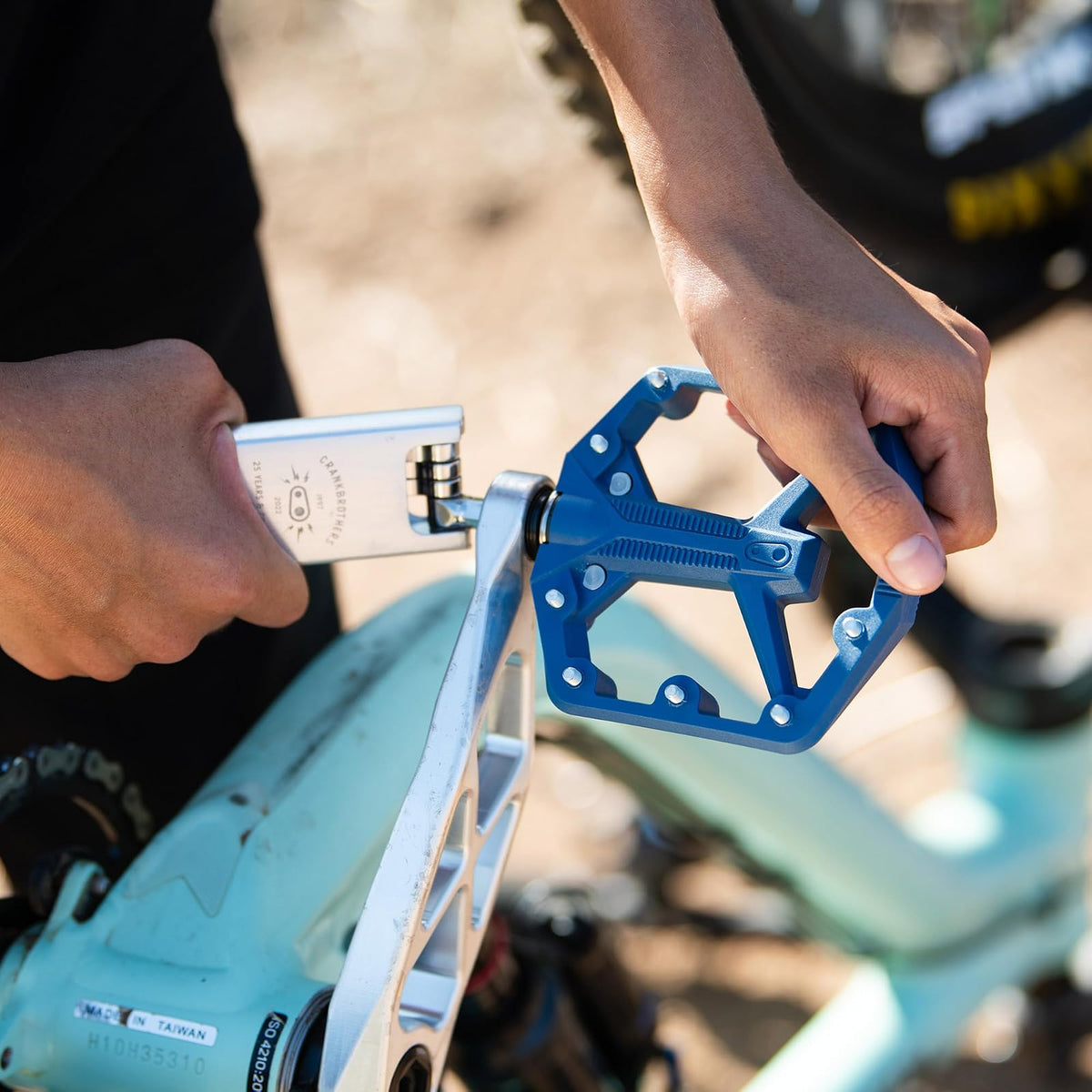 Crankbrothers - Pedal de Bicicleta Plano BMX/MTB - Pedal de Bicicleta de Plataforma, Perfil mínimo, Agarre Ajustable