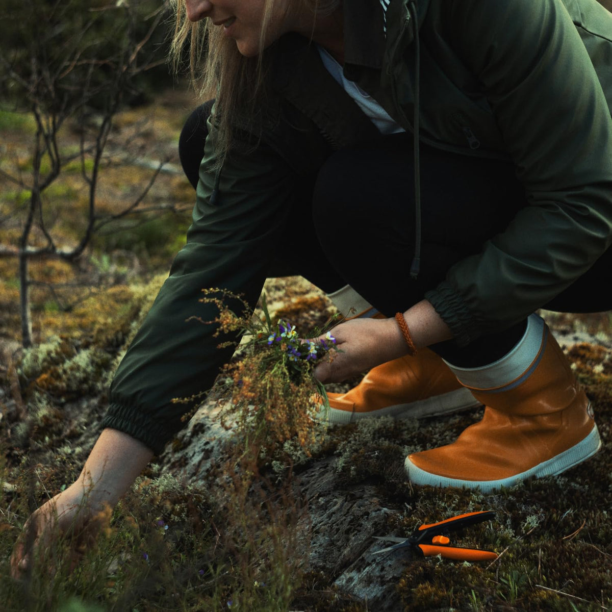 Fiskars Tijeras de Podar de Micropunta 6 Pulgadas, Cuchillas de Acero Inoxidable Afiladas con Agarre Cómodo