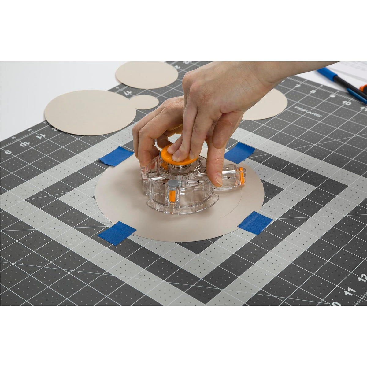 Fiskars - Cortador Circular con 3 Cuchillas de Repuesto, 1 a 8 Cortes de Longitud, Cortador de Papel para Artes y Manualidades, Transparente/Naranja