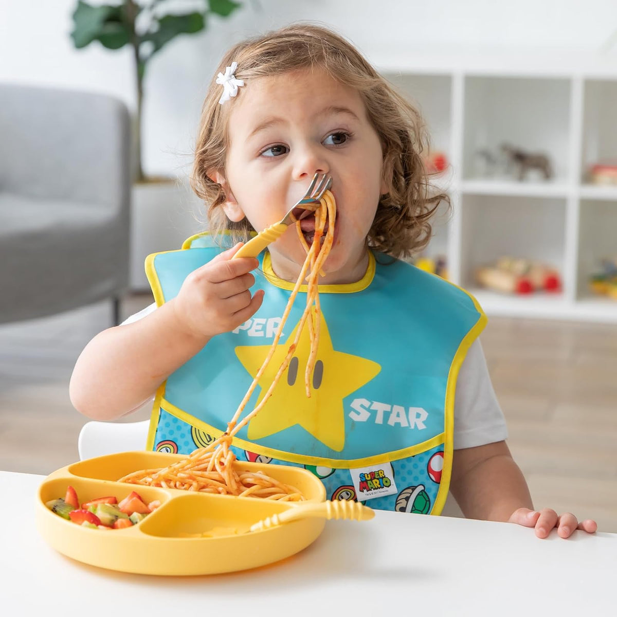 Bumkins - Juego de utensilios para niños pequeños, tenedor y cuchara, silicona y acero inoxidable, cubiertos de entrenamiento, tenedor en ángulo/tenedor para autoalimentación, niños que aprenden a comer, 18 meses, amarillo piña