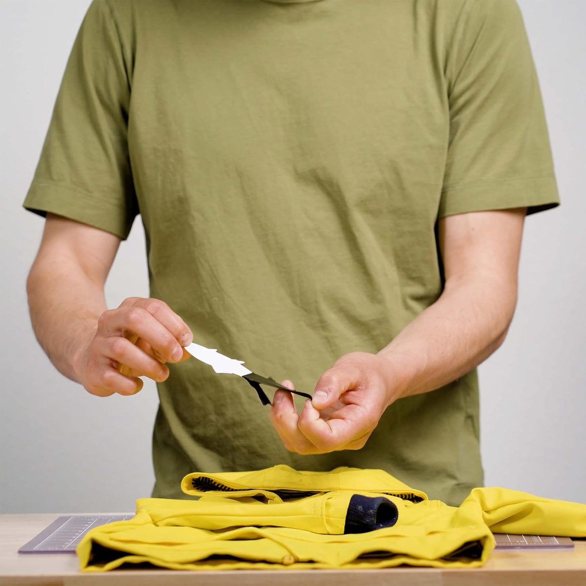Gear Aid - Parches de reparación de Cinta Tenace, Parches de Nailon precortados para Reparar rasgaduras, Agujeros y desgarros en Chaquetas, Abrigos Acolchados, Mochilas, Sacos de Dormir y Equipo al