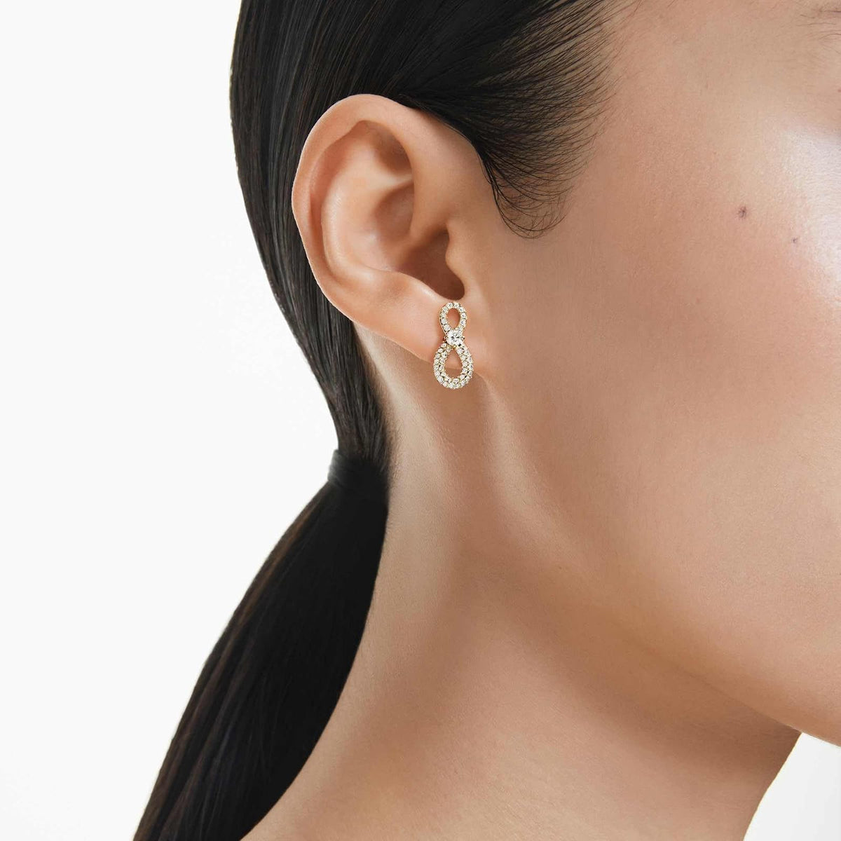 arete Swarovski Hyperbola, corte redondo, pavé, infinito, blanco, baño dorado