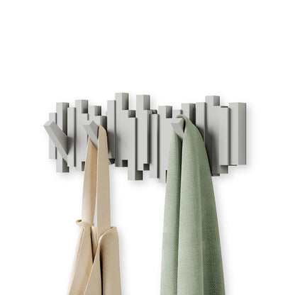 Umbra Sticks perchero de pared con gancho de riel y 5 clavijas retráctiles – Organizador de almacenamiento moderno que ahorra espacio, gris