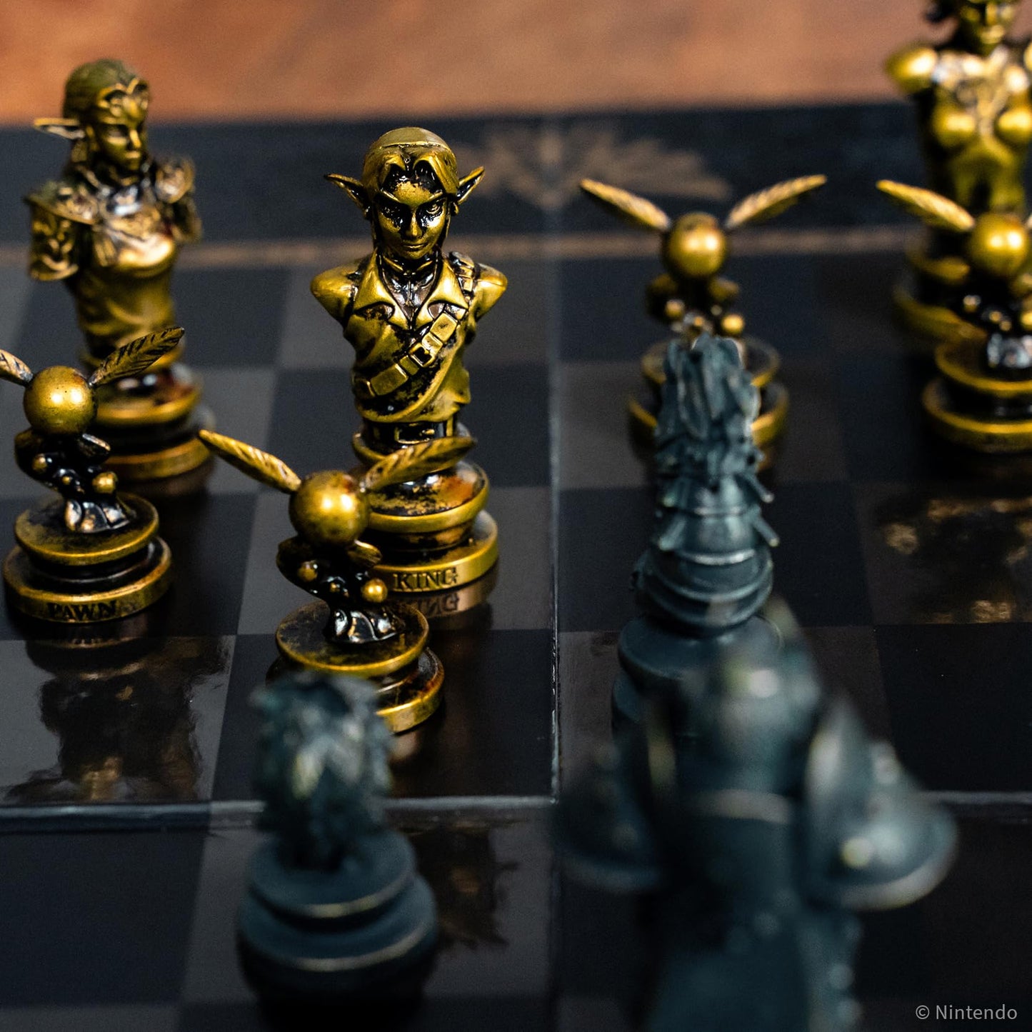The Legend of Zelda Collector's Chess Set, juego de estrategia Link vs. Ganondorf, 32 piezas personalizadas de héroe y villano, juego de mesa clásico para fanáticos de Zelda, con licencia oficial de