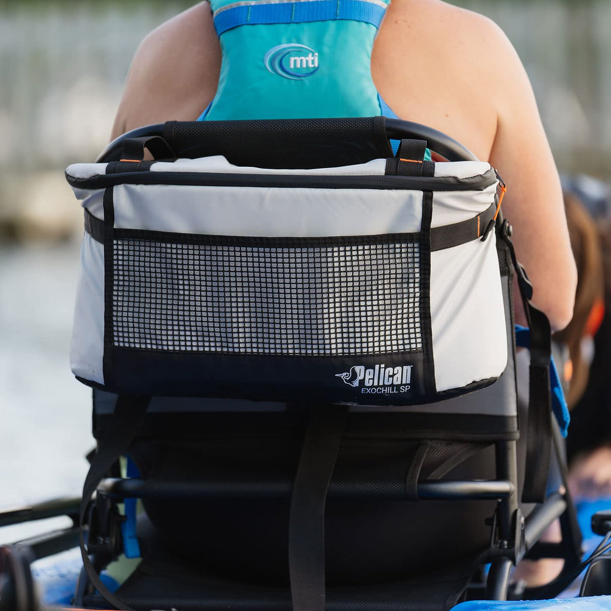 Pelican - Exochill Seat Pack 14L Cooler - Perfecto para Kayak con Silla de césped - Enfriador Suave con Correa para el Hombro - Insualted