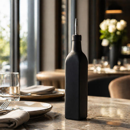 Restaurantware RW Base - Dispensador de aceite de oliva de 16.9 onzas, 1 botella dispensadora de aceite de cocina, con vertedor de acero inoxidable, sin fugas, vidrio negro, vertedor de aceite de