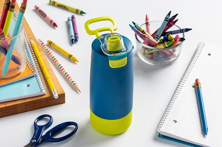 Ello Kids Colby Botella de agua aislada de acero inoxidable de 12 onzas con popote y posavasos de silicona integrados, asa de transporte y tapa de bloqueo a prueba de fugas para mochila escolar,