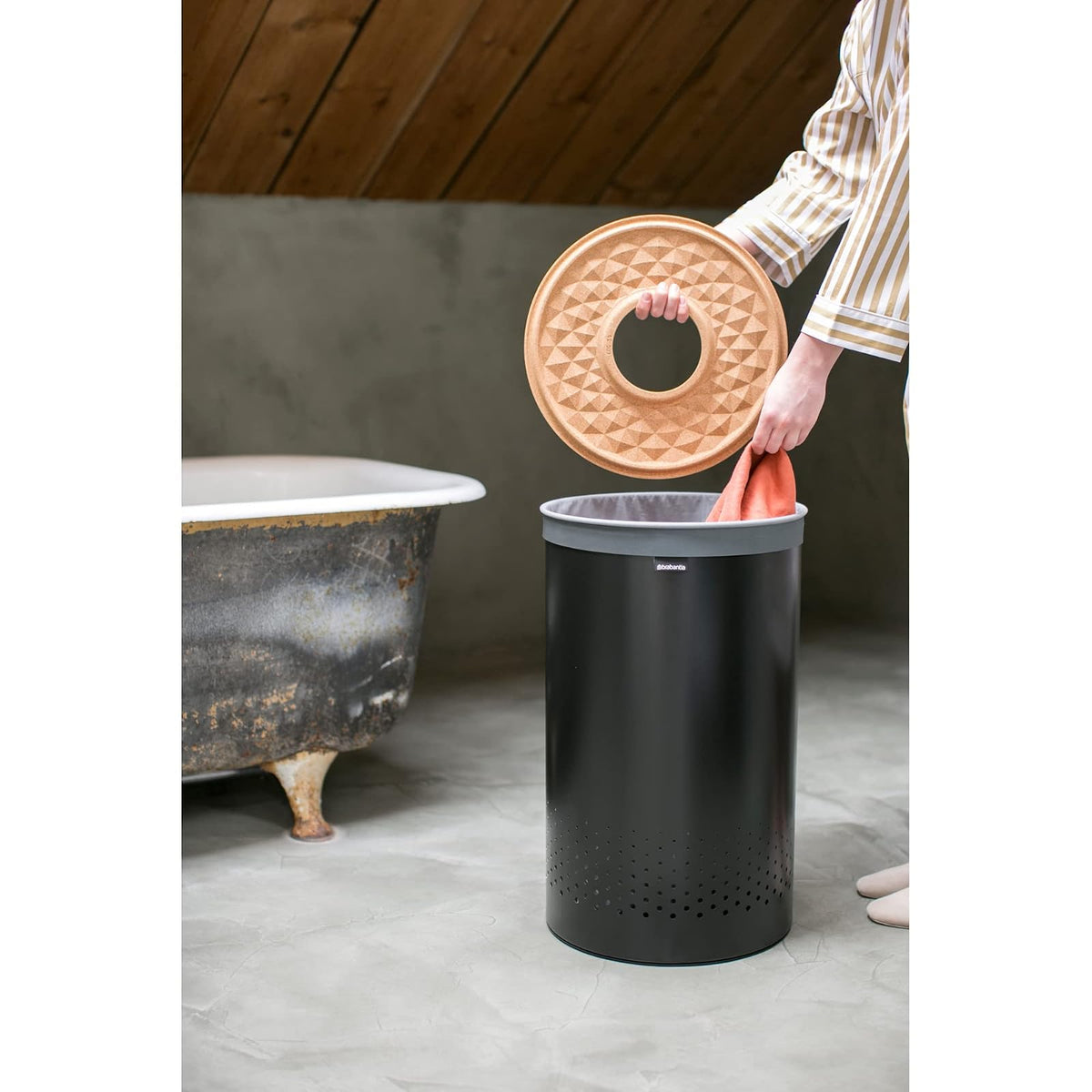 Brabantia Cesta de lavandería con tapa de corcho con bolsa interior extraíble, 16 galones (60 l), color negro