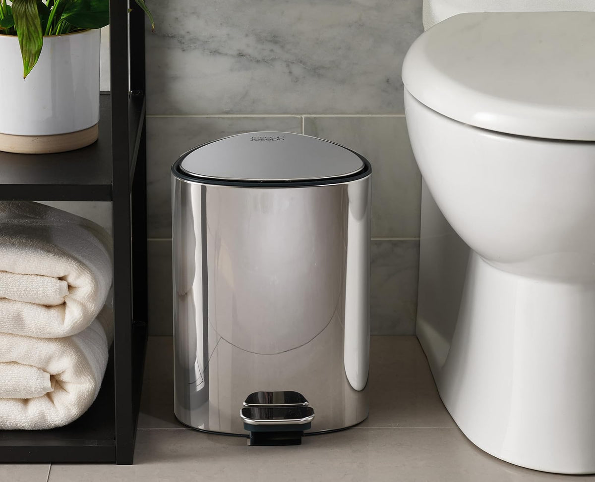 Joseph Joseph EasyStore Luxe - cubeta de basura con pedal de acero inoxidable de 5 litros con tapa de cierre suave, cubeta interior extraíble, para baño, recámara, oficina