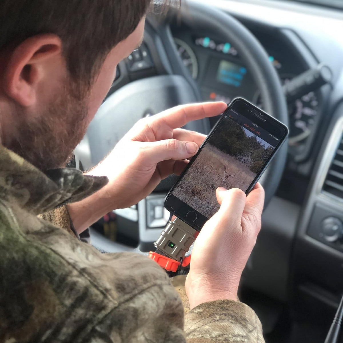 Wildgame Innovations - Lector de Tarjetas SD Compatible con Dispositivos Apple | Lector de Tarjetas de Memoria Compacto para Smartphone | Accesorio de cámara Trail para Ver Fotos y Videos