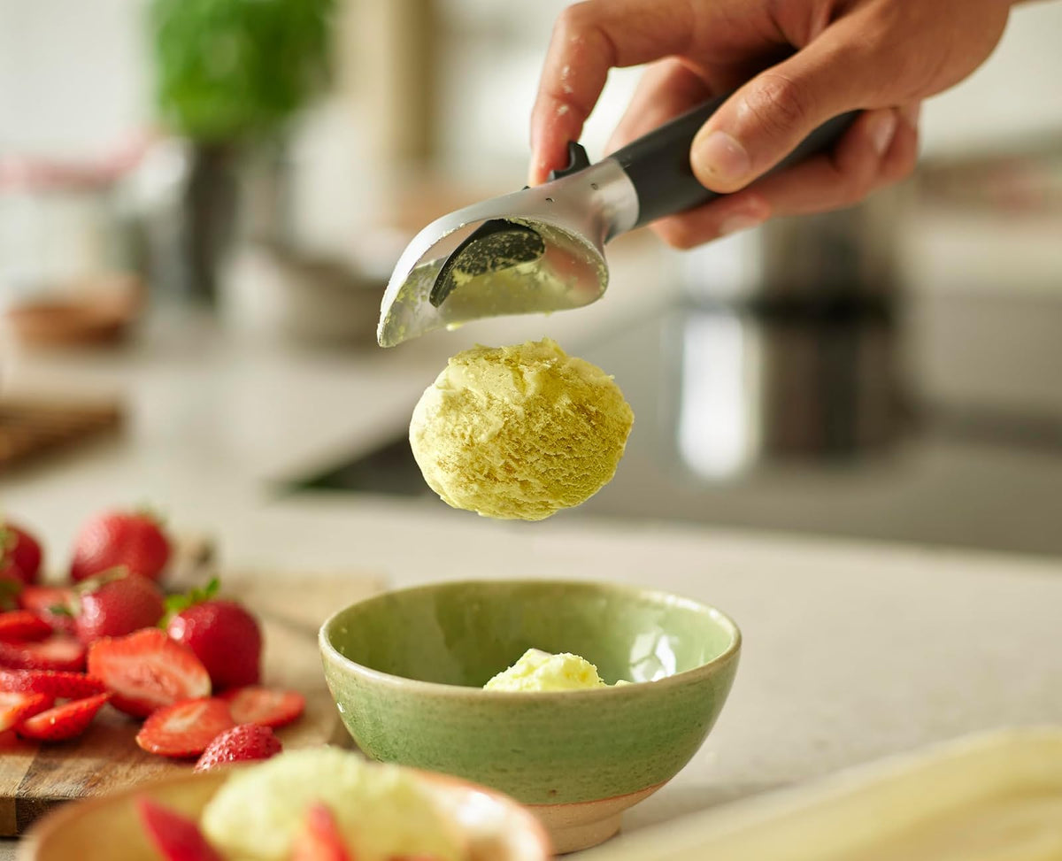 Joseph Joseph Elevate - Cuchara de helado con fácil liberación de gatillo y reposo de herramientas integrado que mejora la higiene, mango antideslizante
