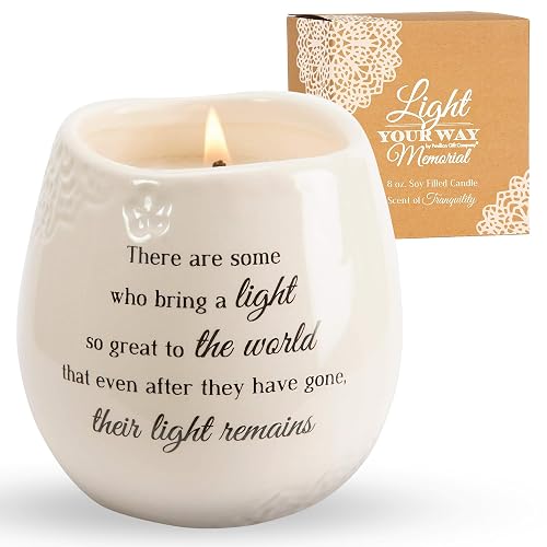 Pavilion Gift Company - In Memory, Light Remains 19176 - Vela de cerámica Blanca con Cera de Soja en un Delicado Aroma Floral, simpatía pensativa, Recuerdo y condolencia, 8 onzas
