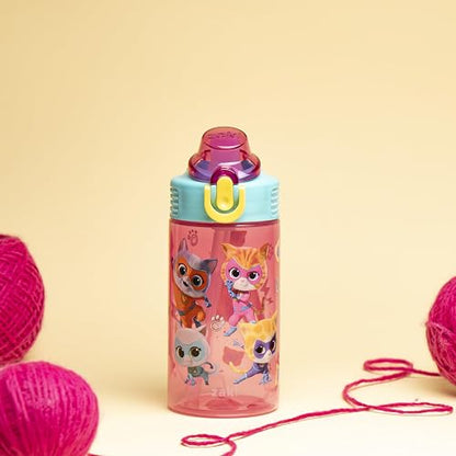 Zak Designs Disney SuperKitties - Botella de agua para niños de salvia para la escuela o los viajes, botella de agua de plástico duradera de 16 onzas con popote, mango y a prueba de fugas, cubierta de