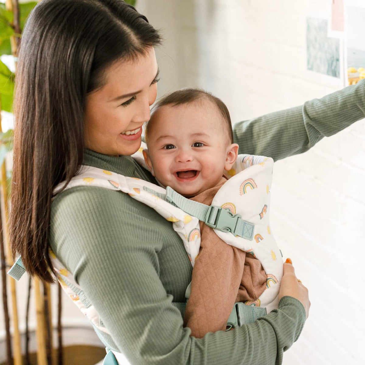 Infantino - Portabebés convertible 4 en 1, ajustable, ergonómico, esencial para el registro de bebé, portabebés para recién nacidos a niños pequeños, arco iris
