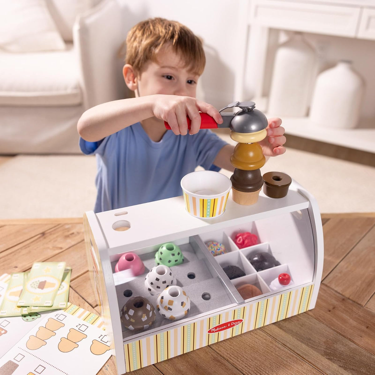 Melissa & Doug Mostrador de Heladería Preparar y Servir Helados, Juguete de Madera, Comida de Juguete, Juego de Imitación (28 Piezas)