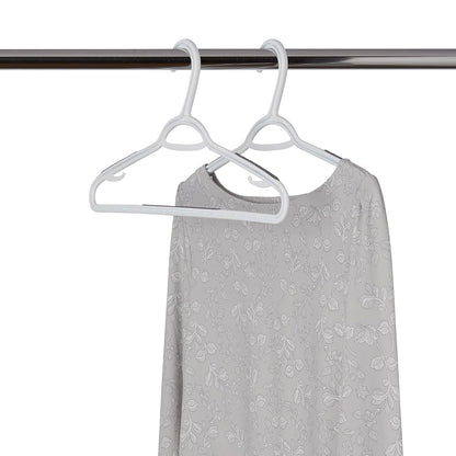 neatfreak - Juego de 10 Perchas Antideslizantes Delgadas para Ahorrar Espacio con Ganchos de lencería y Pantalones/Barra de Accesorios, Ganchos patentados de plástico Blanco con Marco W