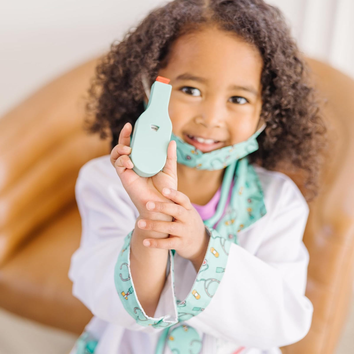 Melissa & Doug Disfraz de Médico para Juego Imaginativo, Juego de Simulación (8 Piezas, 3-6 Años)