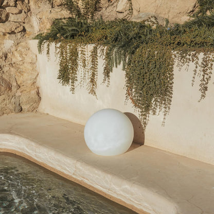 Lámpara en forma de esfera cableada de polietileno, iluminación exterior e interior con regulación IP65, para jardín o terraza. New Garden. Modelo Buly 40.