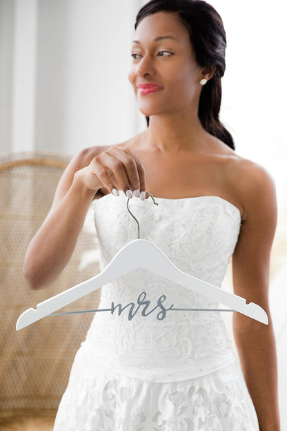 Pearhead Mrs. Percha de Ropa para Vestido de Boda, Elegante Recuerdo de Madera para Novia con Letras de Alambre cursivo, Accesorio Perfecto para Fotos y Regalo para Novia, Blanco y Plateado