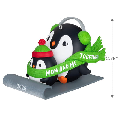 Hallmark - Adorno navideño de Recuerdo 2025, Mom & Me Penguins Sledding 2025, Regalos para mamás