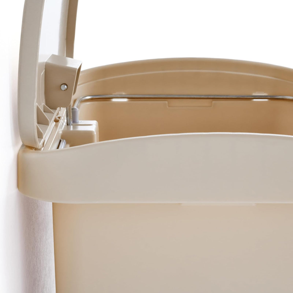 Rubbermaid Commercial Products Streamline® – Contenedor Delgado para Espacios Reducidos, Bote con Pedal Frontal, Cierre Silencioso y Bisagra que No Daña la Pared, Capacidad de 15 L, Beige 1883455