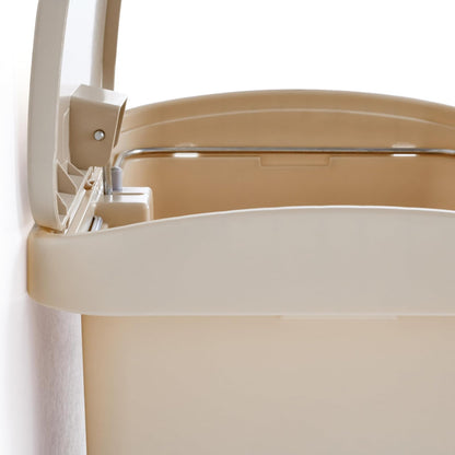 Rubbermaid Commercial Products Streamline® – Contenedor Delgado para Espacios Reducidos, Bote con Pedal Frontal, Cierre Silencioso y Bisagra que No Daña la Pared, Capacidad de 15 L, Beige 1883455