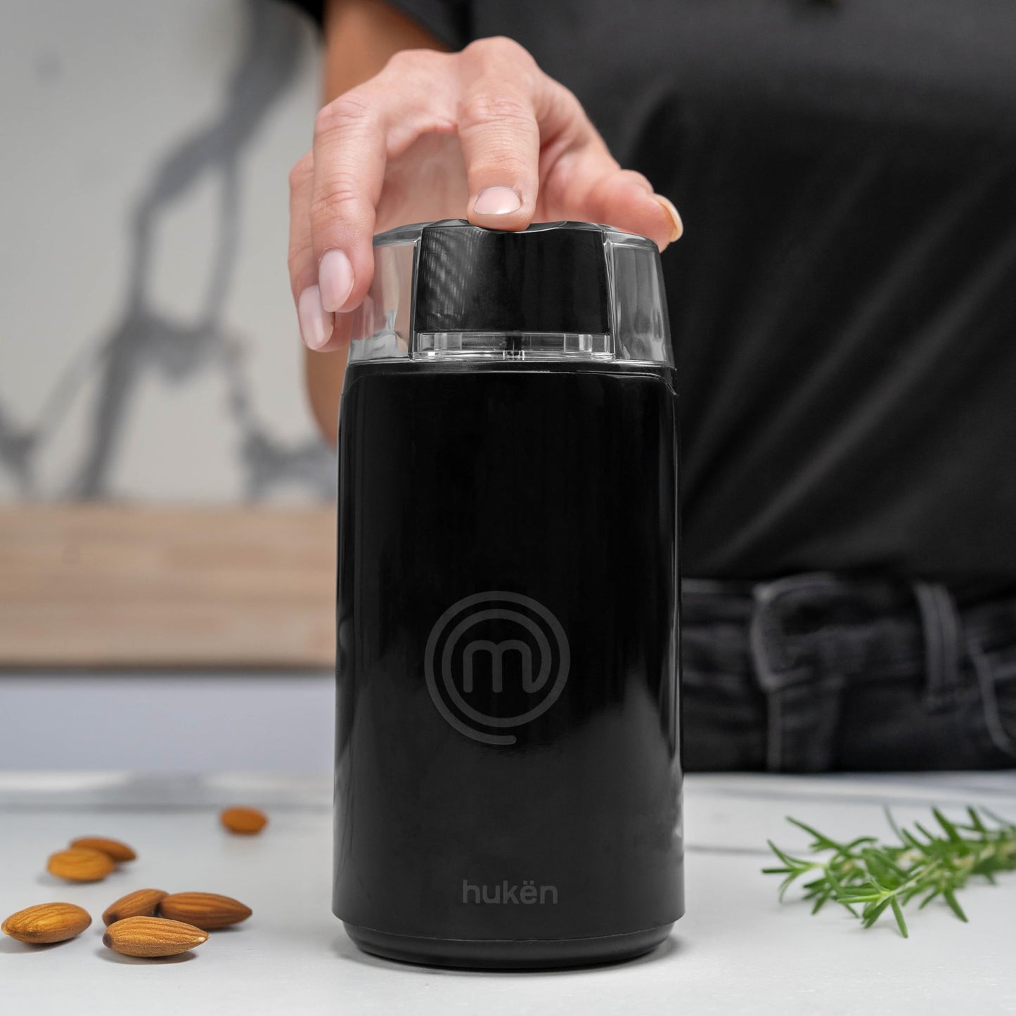 Hukën x MasterChef | Molino de Café y Especias Eléctrico Easy Grind 50 g | Molienda por Presión con Botón | Aspas de Acero Inoxidable | Motor 150 W | Compacto, Potente y Rápido
