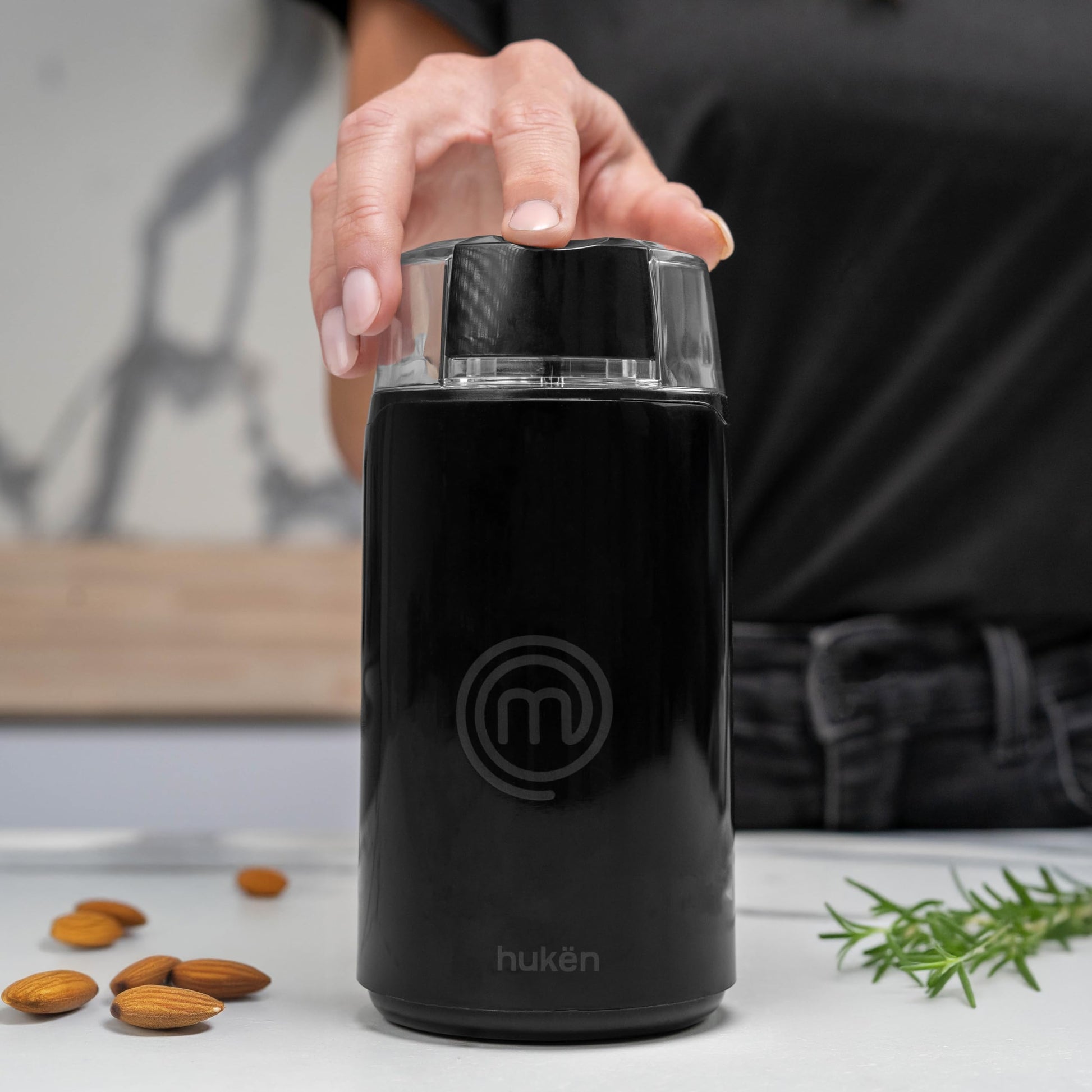 Hukën x MasterChef | Molino de Café y Especias Eléctrico Easy Grind 50 g | Molienda por Presión con Botón | Aspas de Acero Inoxidable | Motor 150 W | Compacto, Potente y Rápido