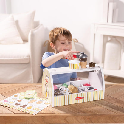 Melissa & Doug Mostrador de Heladería Preparar y Servir Helados, Juguete de Madera, Comida de Juguete, Juego de Imitación (28 Piezas)