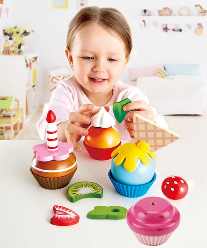 Hape , Set de Juegos para Cupcakes de Madera: Juego Creativo de Repostería y Cocina para Niños, Incluye Aderezos y Decoraciones Divertidas. De 2 a 8 años. E3157