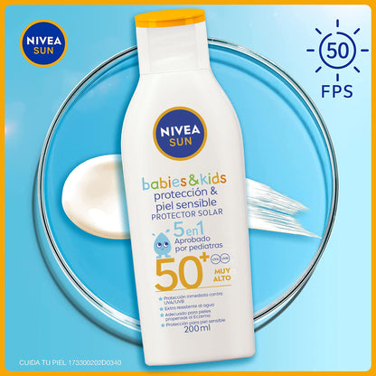 NIVEA SUN KIDS Protector Solar Corporal Protect & Sensitive (200 ml), Loción Solar en Spray No Grasosa ni Pegajosa Ideal para la Piel Sensible de los Niños Fps 50+ Resistente al Agua