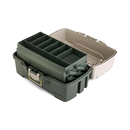 Plano Caja de aparejos de dos bandejas, verde/bronceado, pestillo de latón a prueba de óxido, bandeja de acceso superior con almacenamiento profundo, fabricada en los Estados Unidos, organizador