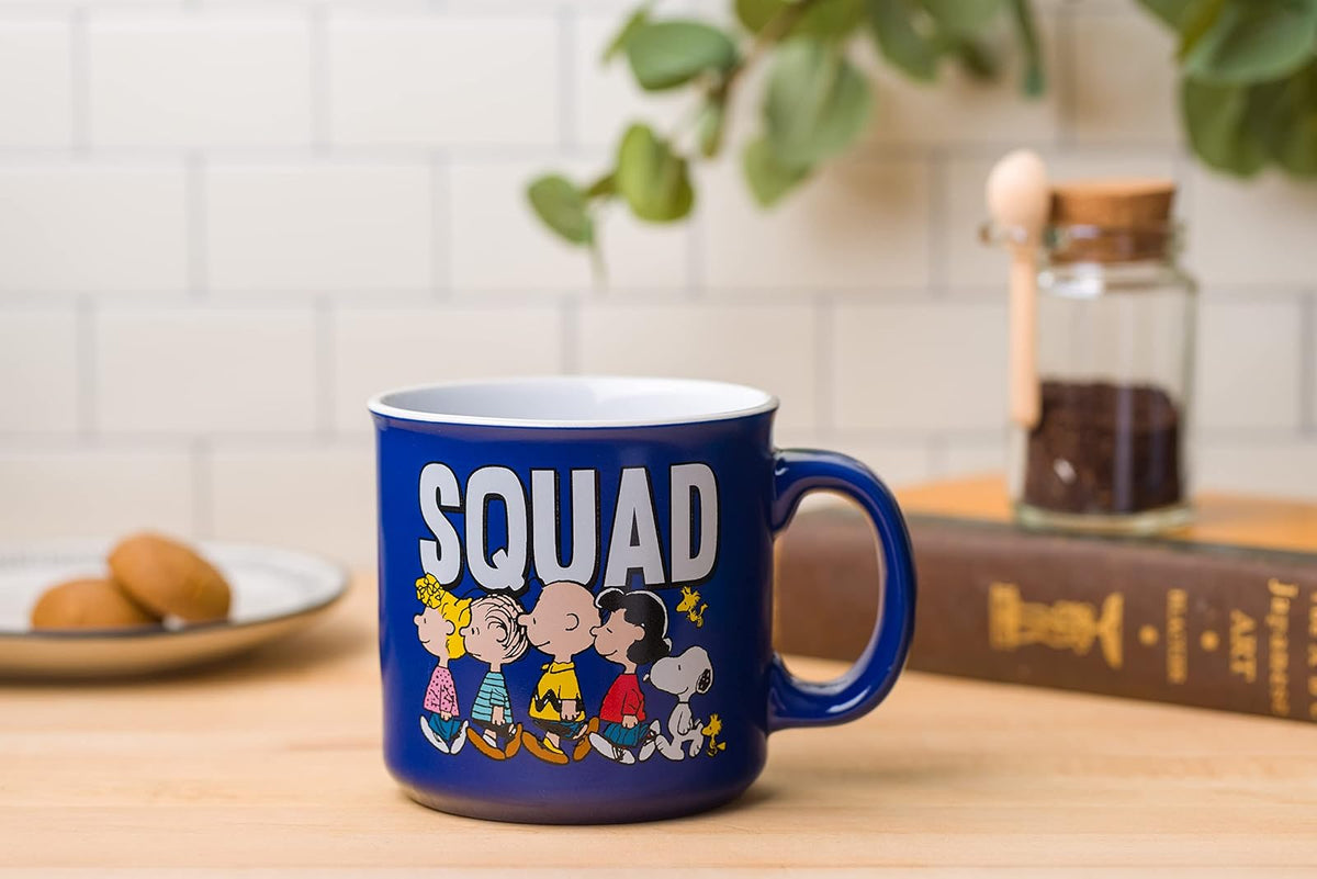 Silver Buffalo PEA429E1 Peanuts Squad - Taza de cerámica para caravana, 20 onzas, color negro