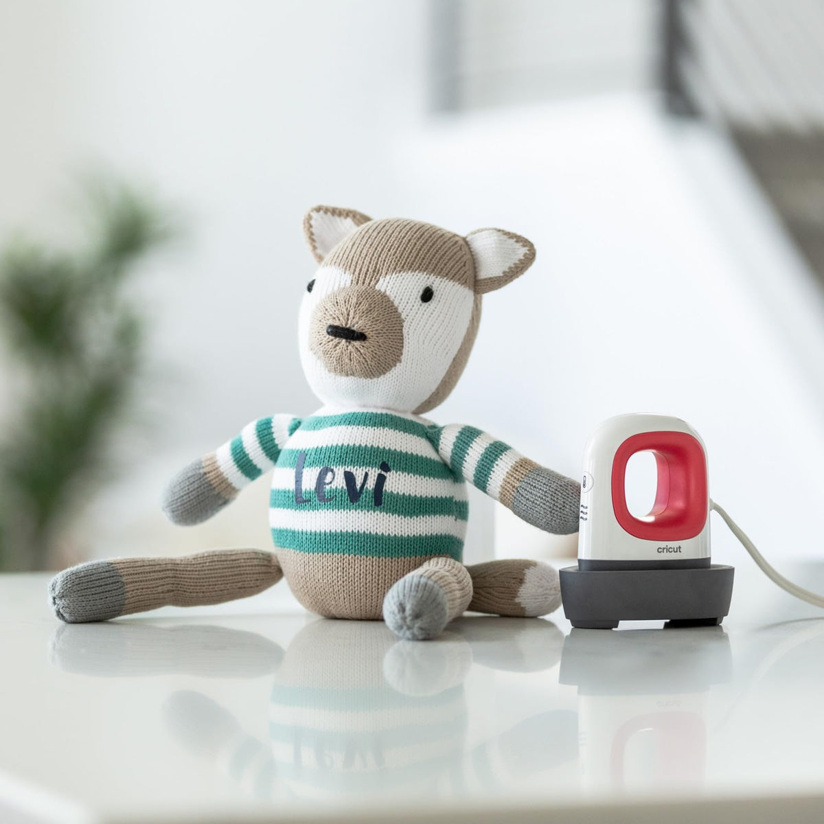 Cricut EasyPress Mini Prensa de Calor para Objetos Pequeños como Zapatos, Peluches, Gorras y Más, 3 Configuraciones de Calor y Punta de Precisión, Placa de Calor Recubierta de Cerámica, Raspberry