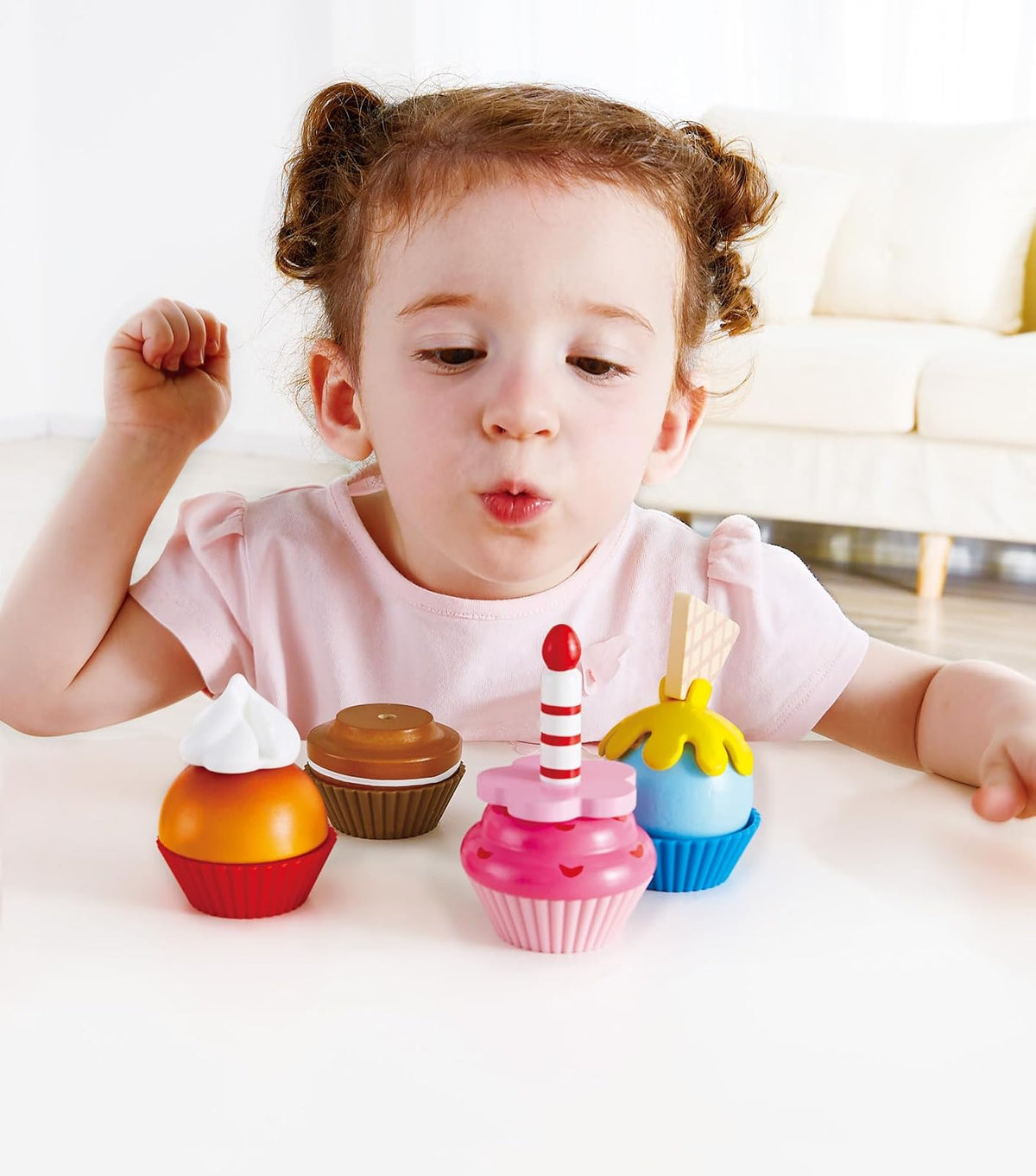 Hape , Set de Juegos para Cupcakes de Madera: Juego Creativo de Repostería y Cocina para Niños, Incluye Aderezos y Decoraciones Divertidas. De 2 a 8 años. E3157