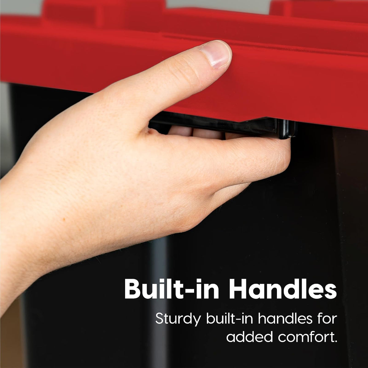 IRIS USA 4 Contenedores Resistentes de 12 Gal con Tapa, Rojo | Diseñado para equipo estacional y suministros. Forma apilable que aprovecha espacio en garajes y estantes.