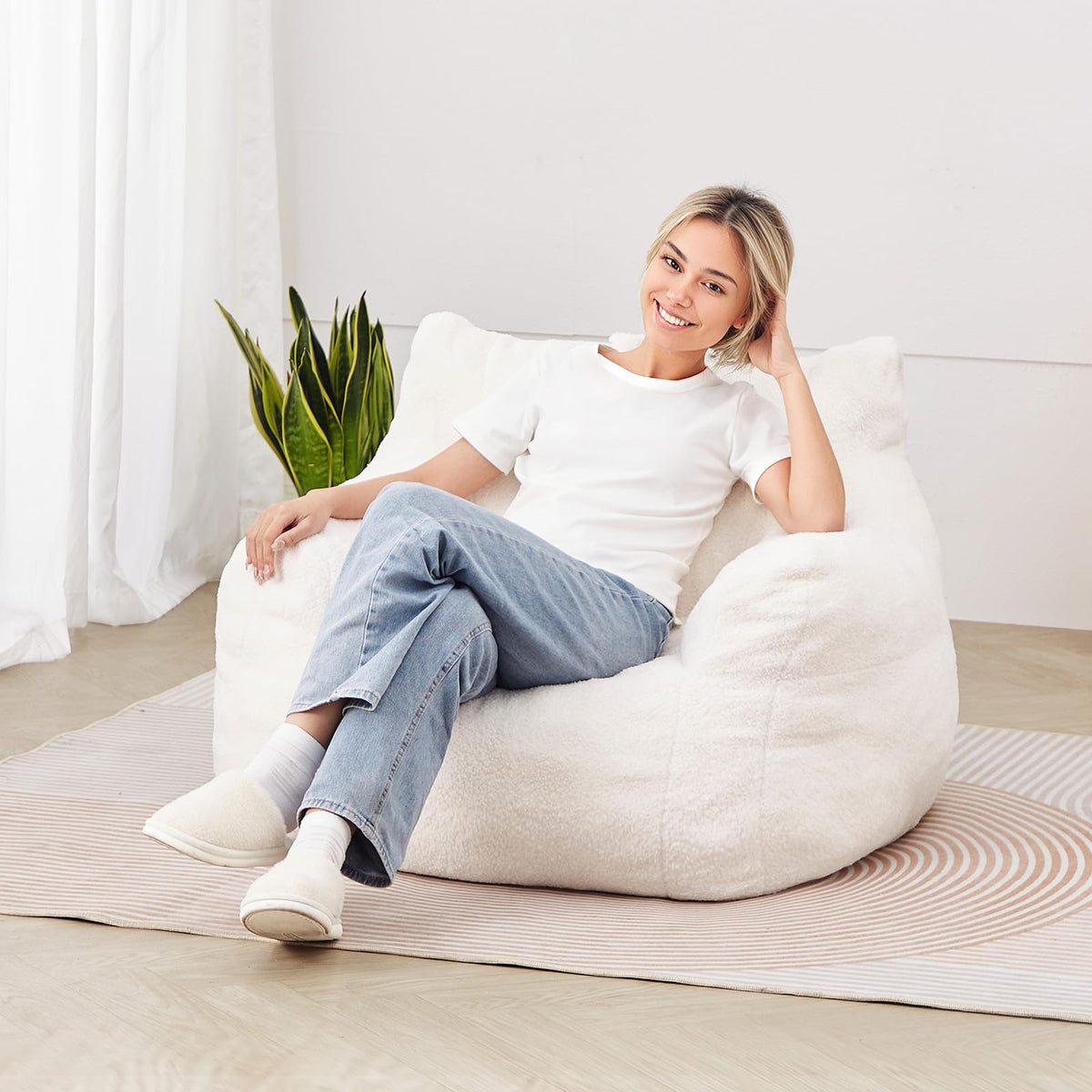 VEVOR Sillón Puf de 920 x 900 x 685 mm con Reposabrazos y Bolsillo de Almacenamiento, Relleno de Espuma Viscoelástica 25D con Funda de Terciopelo Suave, Puf de Carga de 150 kg para Dormitorio, Blanco