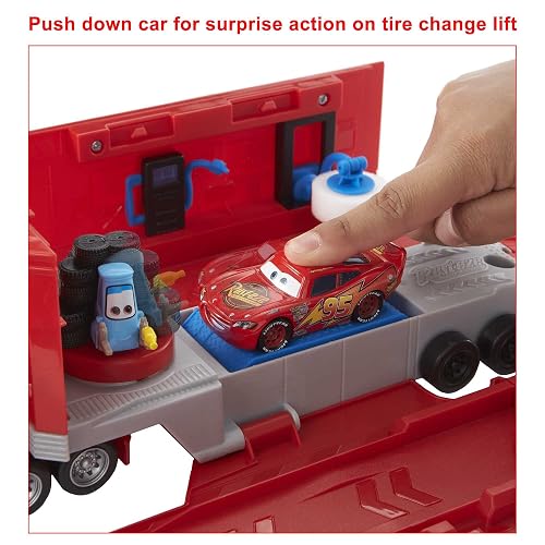 Mattel Disney and Pixar Cars Transforming Mack Playset, camión de Juguete 2 en 1 y estación de afinación con Lanzador, elevación y más