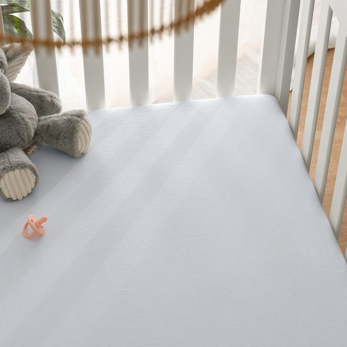 Comfy Cubs Sábana de Algodón Muselina Cuna – Suave y Transpirable – Se Ajusta a Colchones de Cuna y Cama Infantil – Elástico Seguro y Ajuste Perfecto – para Niños y Niñas – Blanco