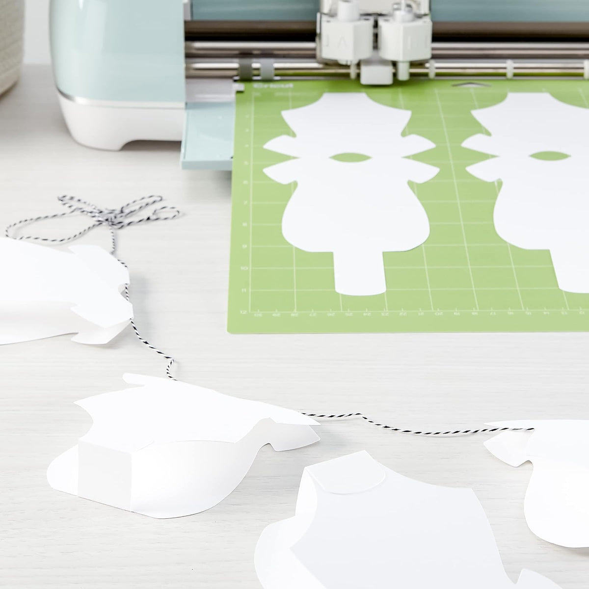 Astrodesigns 91522 - Cartulina para manualidades, 30,5 x 30,5 cm, 65 libras/176 g/m², blanco brillante, 70 hojas