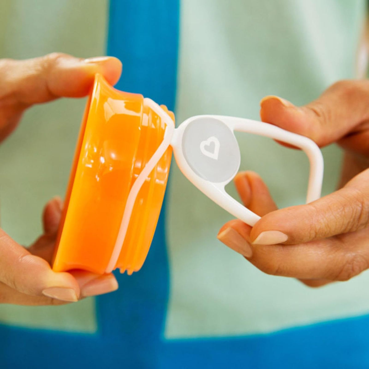 Munchkin® Details™ - Juego de 4 cepillos de Limpieza para Botellas y Vasos con Llavero
