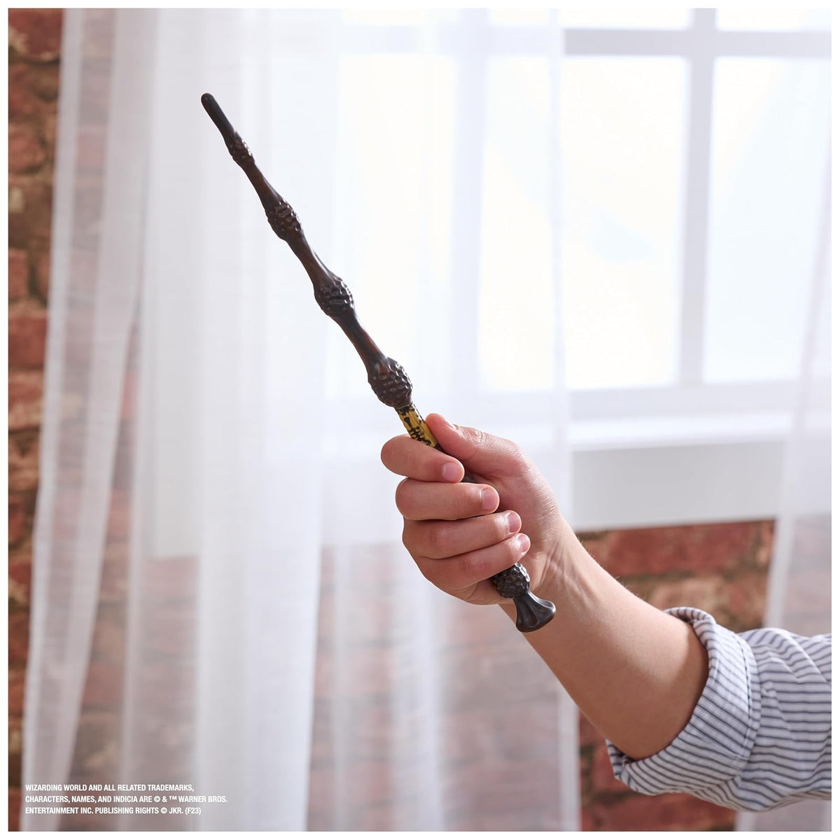 Wizarding World Harry Potter - Auténtica Varita Albus Dumbledore de plástico con Soporte Hogwarts, 30,5 cm, Juguete para niños a Partir de 14 años, artículo para Fans, Color Dorado