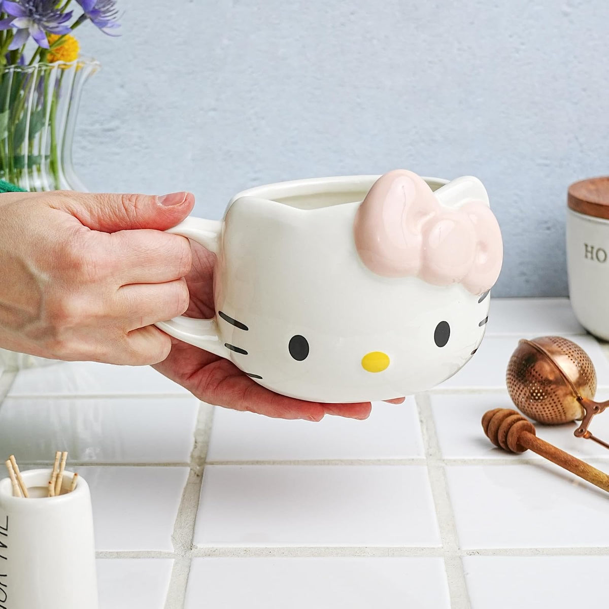 Silver Buffalo Hello Kitty - Taza esculpida 3D de cerámica con lazo de cara rosa claro