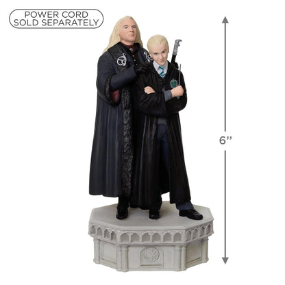 Hallmark - Adorno navideño de Recuerdo 2025, Harry Potter y la colección de la Cámara de los Secretos Lucius y Draco Malfoy con luz y Sonido, Regalos para los Fans de Harry Potter