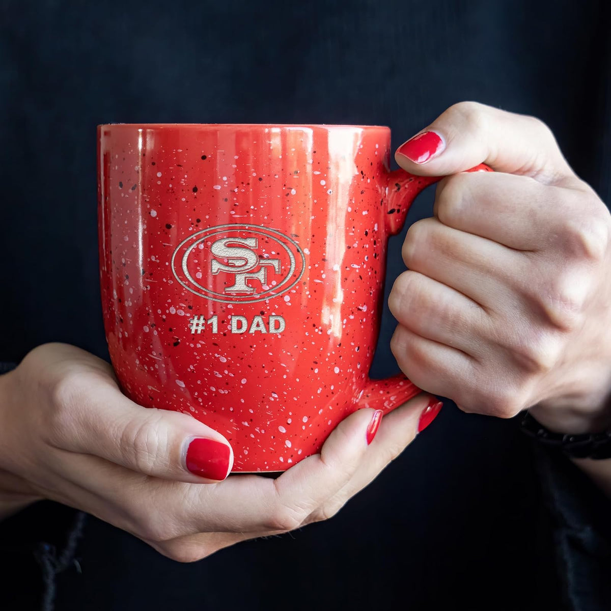 Rico Industries NFL Football San Francisco 49ers #1Dad - Taza de café de cerámica moteada grabada con láser de 16 onzas