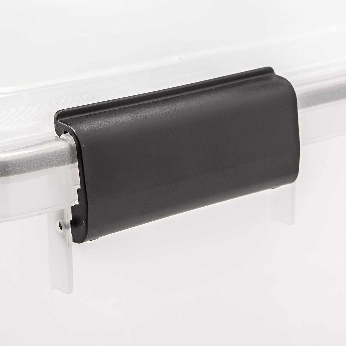 IRIS USA 6 Contenedores de 31 Qt con Tapa Hermética, Claro/Negro | El sello WeatherPro protege artículos de uso diario en clósets, oficinas y áreas de lavandería.