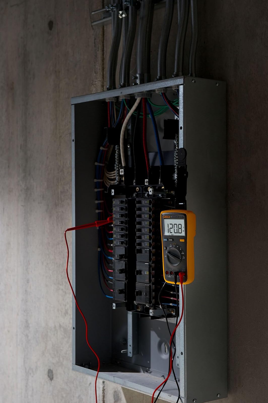 Fluke 15B+ Multímetro Digital Profesional 1000 V AC/DC, 10 A AC/DC, Resistencia, Capacitancia, Continuidad, Pantalla Retroiluminada, Cat III 600 V (Valor Medio)